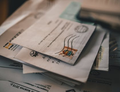 Uma fileira de cartas em uma empresa de entrega de correspondências.