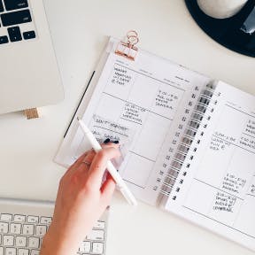 Gestiona los horarios de los empleados.
