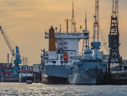 Buques de una compañía marítima en un puerto.
