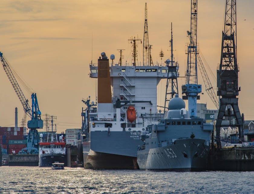 De bateaux dans un port maritime.