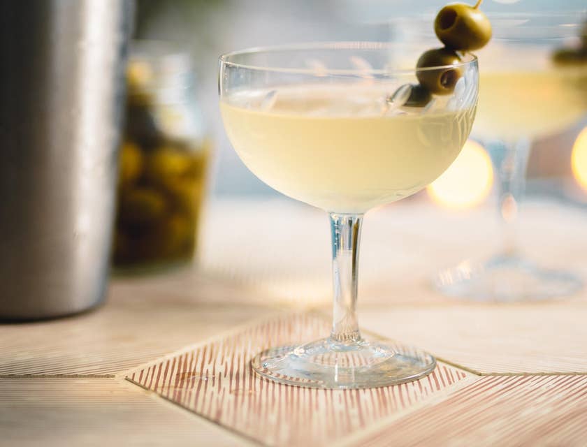 Un martini sur le comptoir d'un bar à martini.