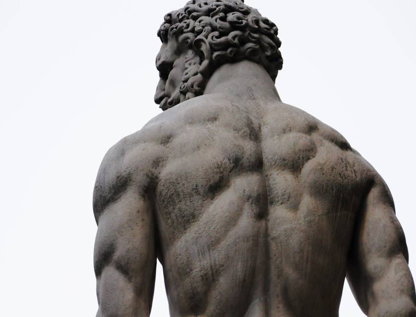 Uma estátua masculina de Hércules.