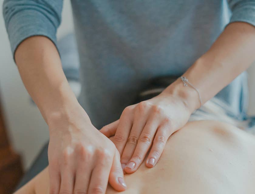Massoterapeuta massageando um cliente.