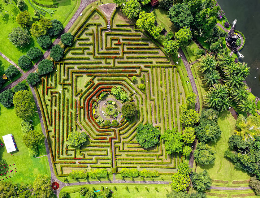 Une prise de vue aérienne d'une entreprise de labyrinthe.