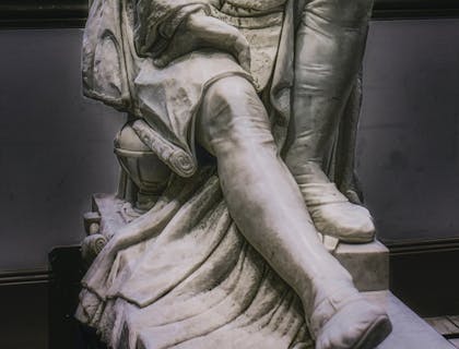 Marble sculpture of Galileo Galilei posing contemplatively.