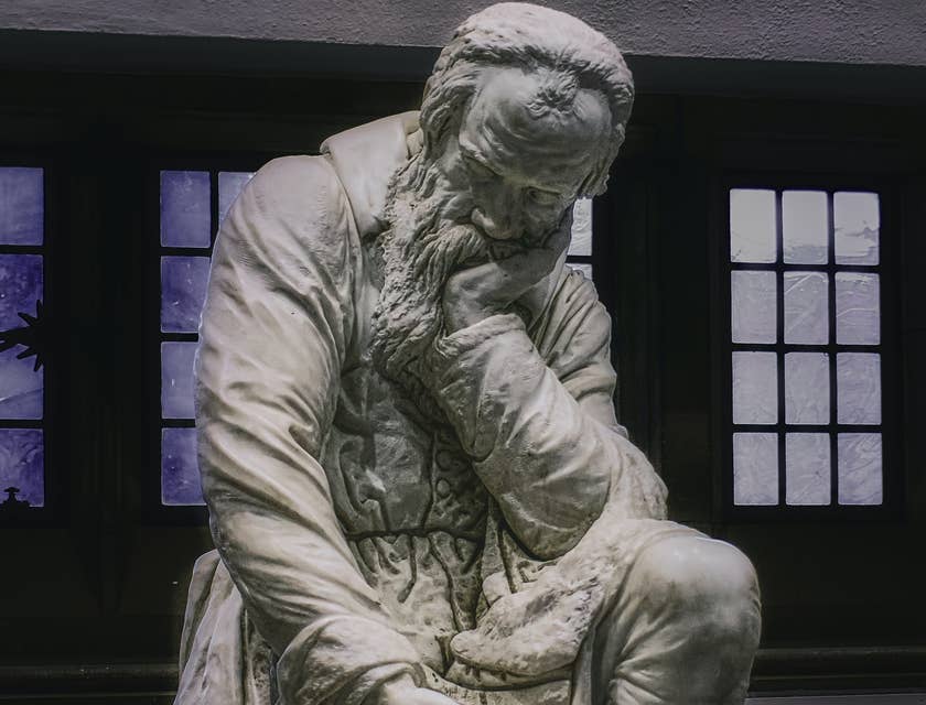 Une sculpture en marbre de Galileo Galilei posant de manière contemplative.