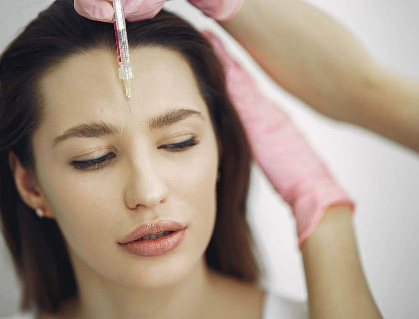 Una donna che si sta facendo fare un'iniezione di botox in una medical spa.