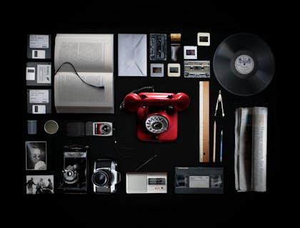 Différentes formes de médias et de dispositifs de capture de médias sur une surface noire.