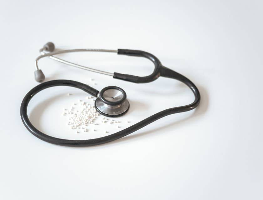 Un estetoscopio plateado y negro sobre una superficie blanca en una empresa médica.