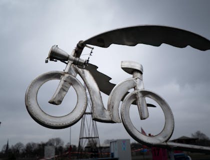 Uma bicicleta de metal feita por uma empresa de estruturas metálicas.