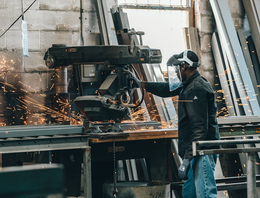 Una persona trabajando en una empresa de fabricación de metales.