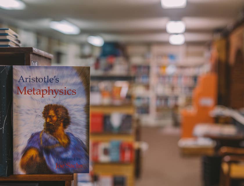 Le livre d'Aristote, Métaphysique, exposé dans une librairie métaphysique.