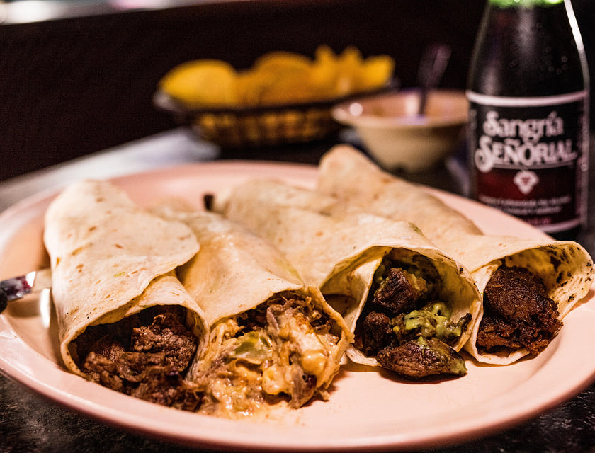 De la nourriture et des boissons dans un bar mexicain.
