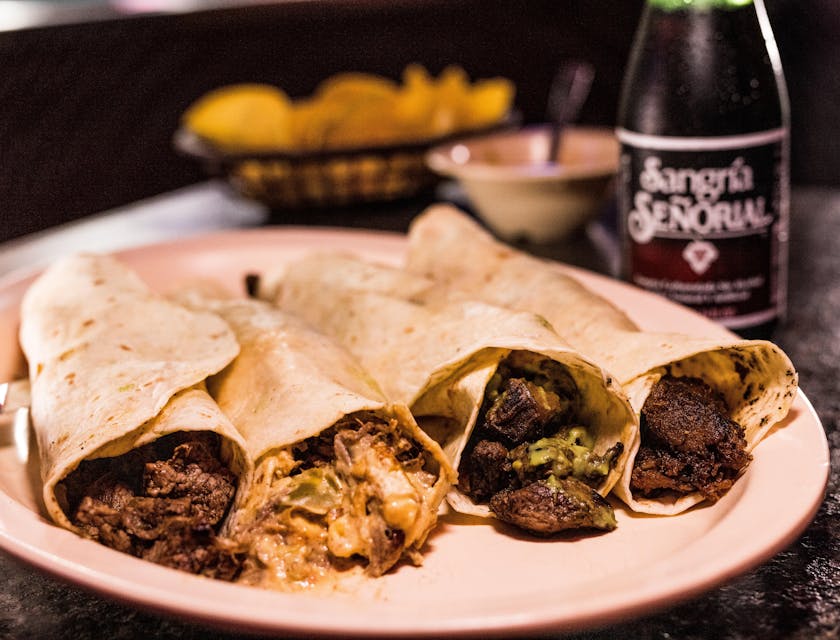 Comida e bebida típica em um bar mexicano.