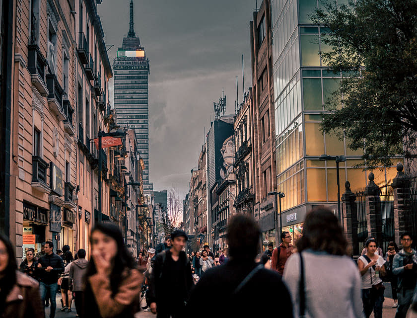 Una via di Città del Messico con tanti negozi e attività.