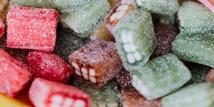Caramelos mexicanos rosas y verdes de varias formas y tamaños en un negocio de dulces mexicanos.