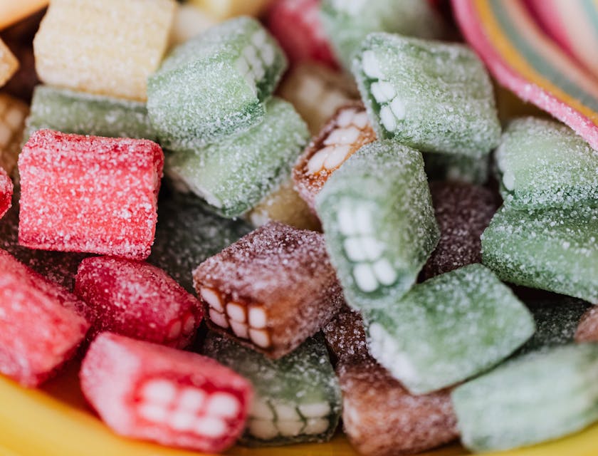 Caramelos mexicanos rosas y verdes de varias formas y tamaños en un negocio de dulces mexicanos.