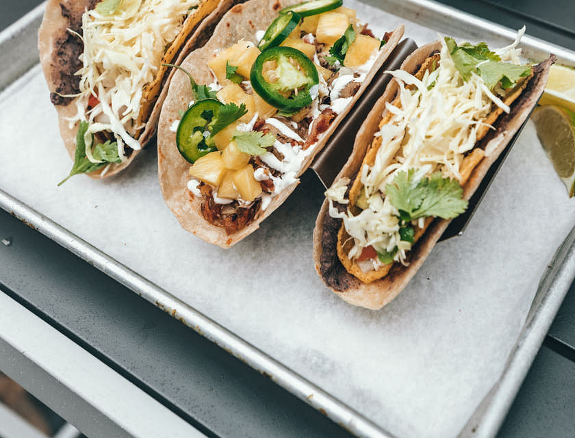 Un vassoio con tre tacos in un ristorante messicano.