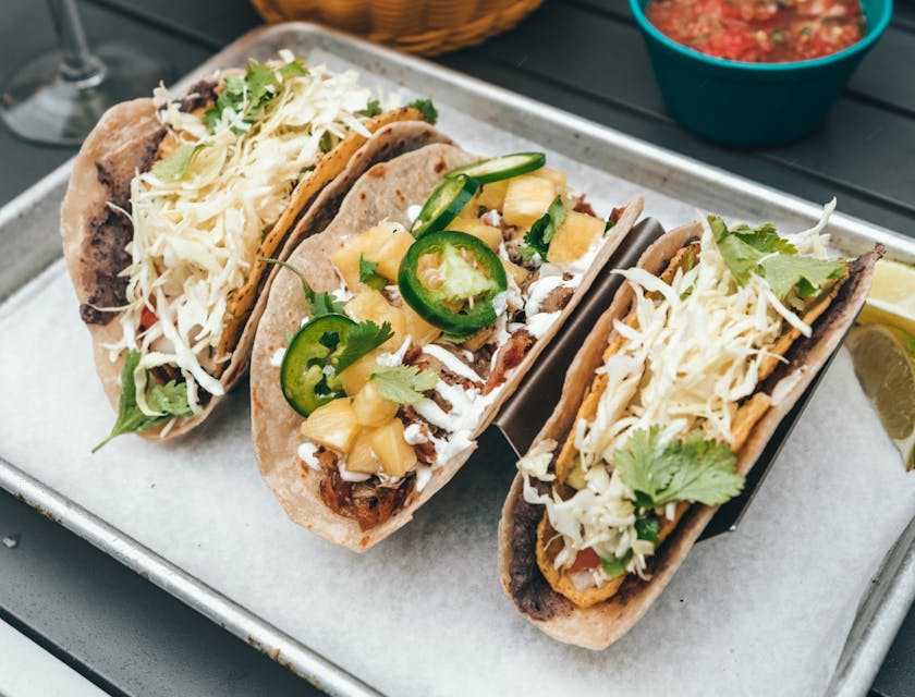 Uma bandeja de tacos em um restaurante mexicano.