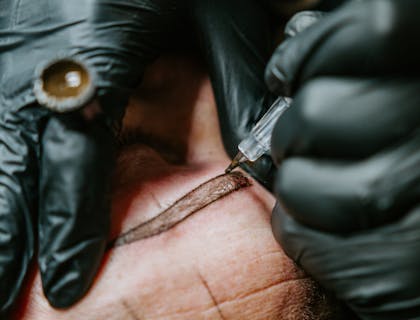 Personne subissant un traitement de microblading.