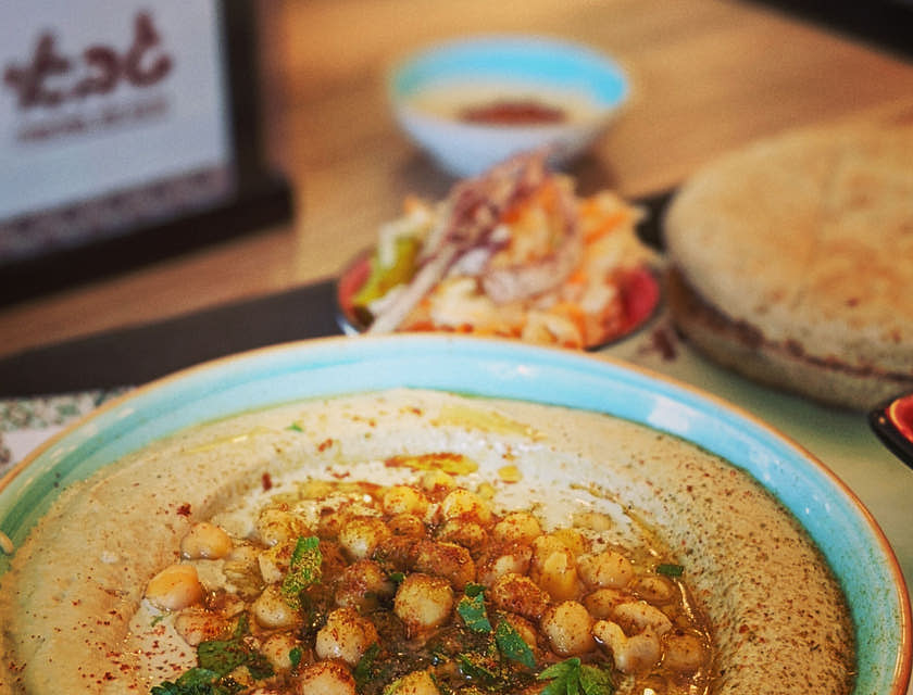 Un piatto con dell'hummus servito in un ristorante mediorientale.