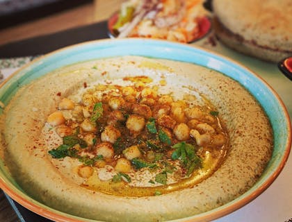 Tazón de hummus en restaurante de Medio Oriente.