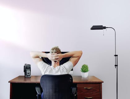 Un hombre sentado en un escritorio de un negocio minimalista.