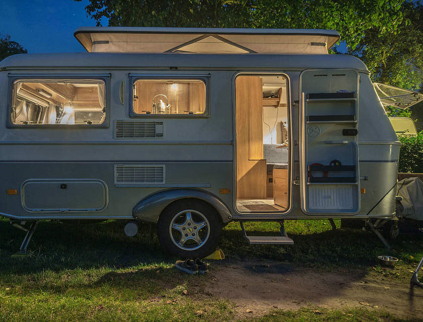 Une caravane dans une aire de camping.