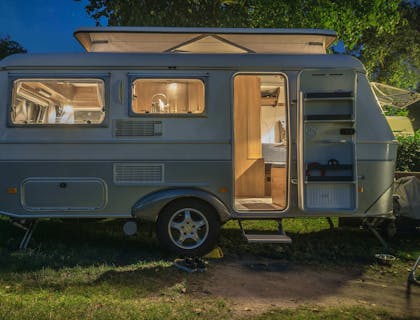 Une caravane dans une aire de camping.