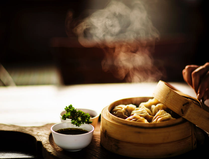Raviolis dans un cuit-vapeur en bambou dans un restaurant mongol.