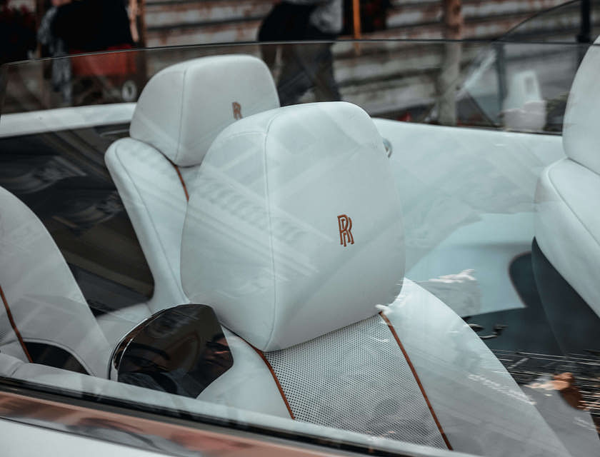 El interior de auto con monograma blanco y rojo en un negocio de monogramas.