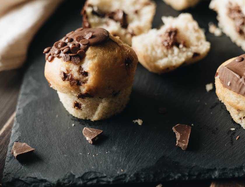 Un muffin au chocolat présenté sur une table en bois.