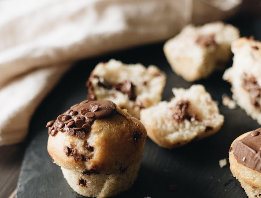 Un muffin au chocolat présenté sur une table en bois.