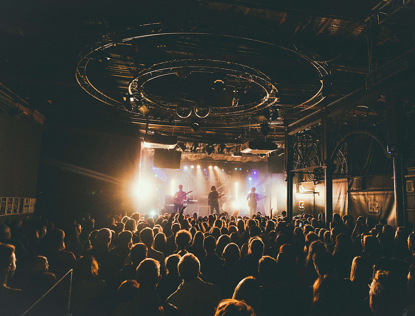 Un escenario con gente en una empresa de eventos musicales.