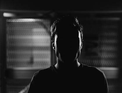 Rostro oscurecido de un hombre en un tren subterráneo en un negocio misterioso.