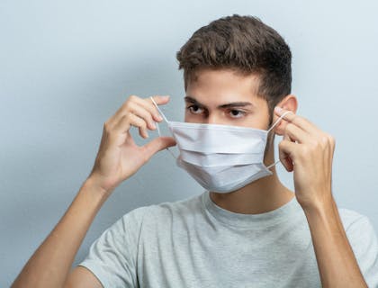 Um homem usando uma máscara branca.