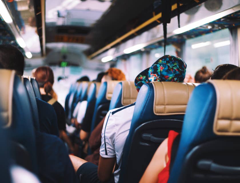 Personas viajando en un autobús en una empresa de transporte de pasajeros.