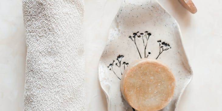 Una selección de productos naturales, que incluyen sal, jabón y un cepillo en un negocio de productos naturales.