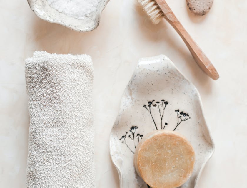 Una selección de productos naturales, que incluyen sal, jabón y un cepillo en un negocio de productos naturales.
