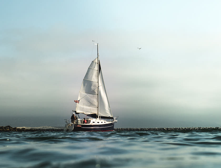 Un barco náutico sale de un puerto en un negocio náutico.