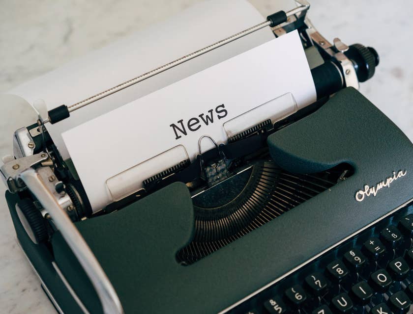 Una máquina de escribir que imprime una página con el título "Noticias" en una empresa de noticias.