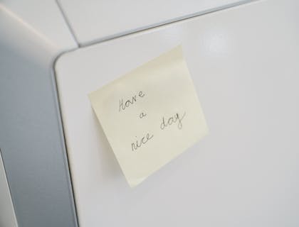 Un post-it con una nota carina attaccato sullo schermo di un computer.