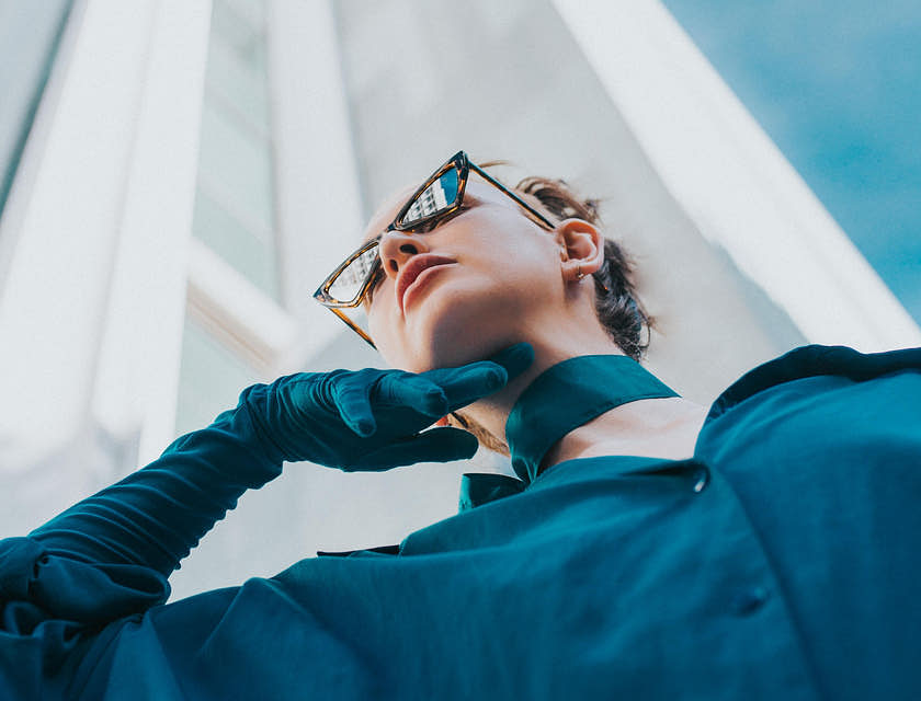 Femme portant des lunettes de soleil et portant une tenue de grande classe.