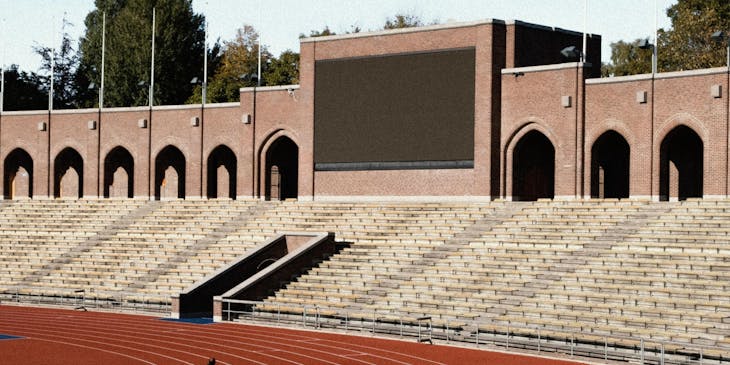 Una pista de atletismo en un centro de deportes.