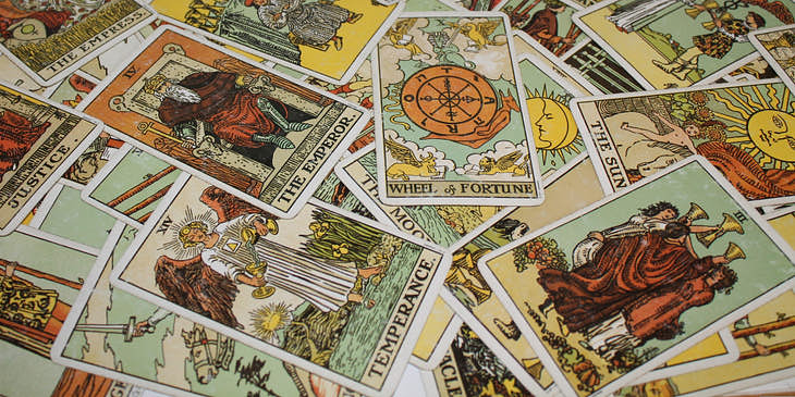 Cartas de tarot esparcidas sobre una mesa en un negocio esotérico.