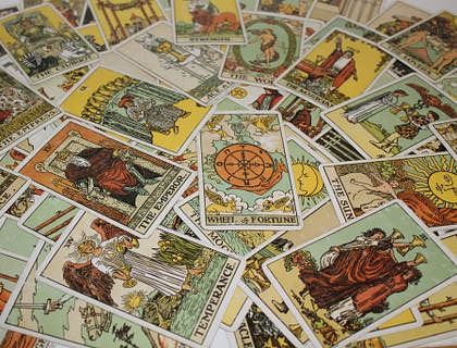 Cartas de tarot esparcidas sobre una mesa en un negocio esotérico.