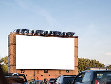 Autos esperando a que inicie una película en un autocinema.