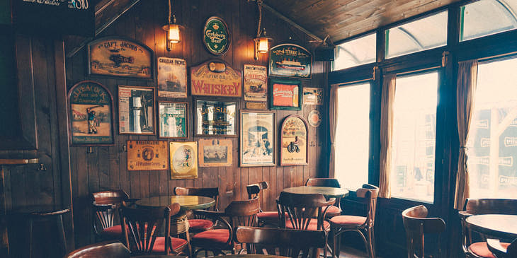 el interior de un bar rústico