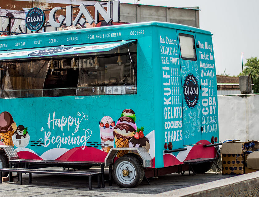 Un veicolo dipinto con colori accesi adibito a carretto per street food.