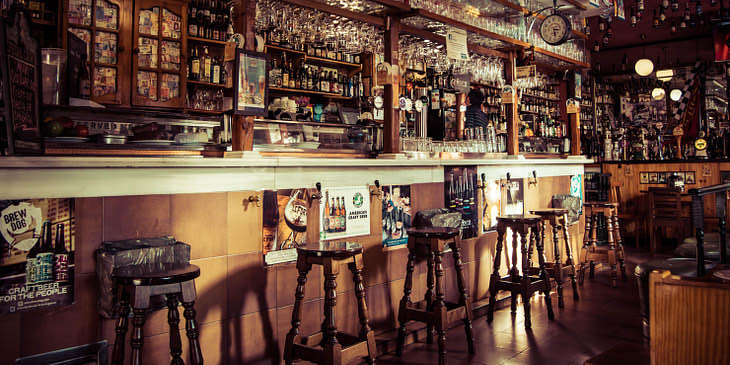 Imagen del interior de una cervecería argentina.